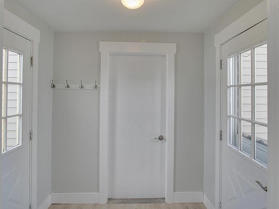 Building Photo - 1865 Maple Dr