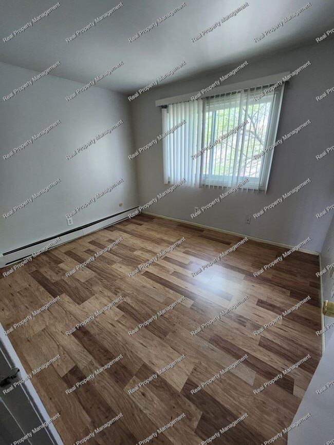 Building Photo - Clean 2 Bedroom 1 Bath Unit