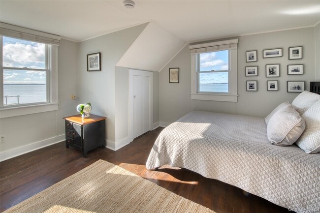 Building Photo - 152 King St