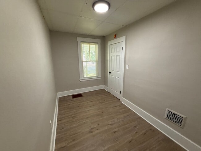 Building Photo - Freshly Renovated 3-Bedroom Home – Quality...