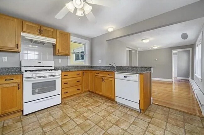 Building Photo - 133 Brattle St