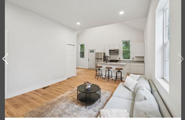 Building Photo - Spacious Three Bedroom Single Family Home ...