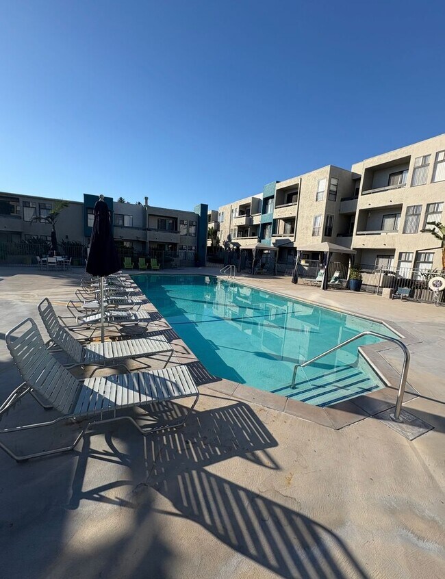 Building Photo - 1 bed 1 bath Apartment. 1st month $1500.00 credit.