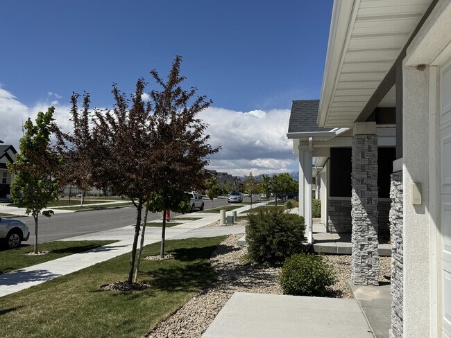 Building Photo - 138 E Crown Point Dr