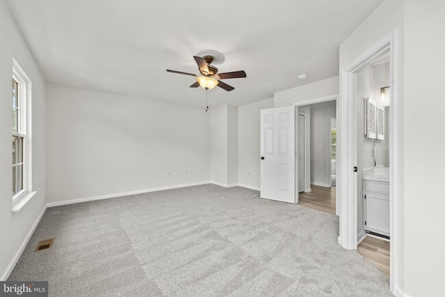 Building Photo - 306 Kings Crest Dr