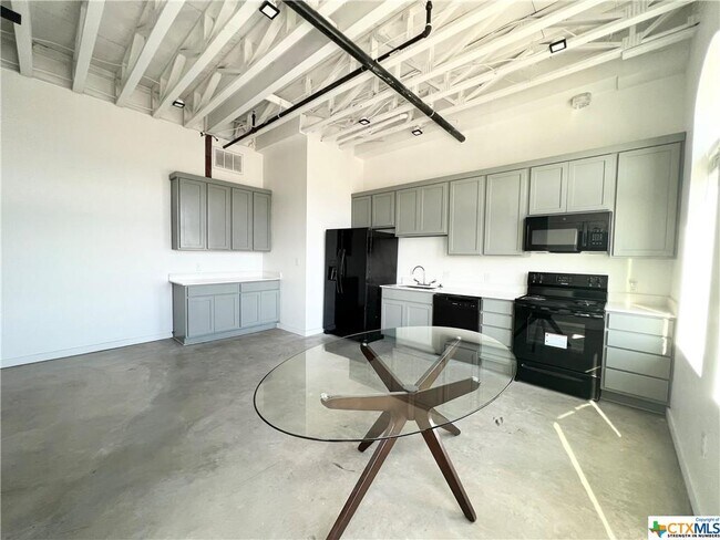 Building Photo - 301 N LBJ Dr