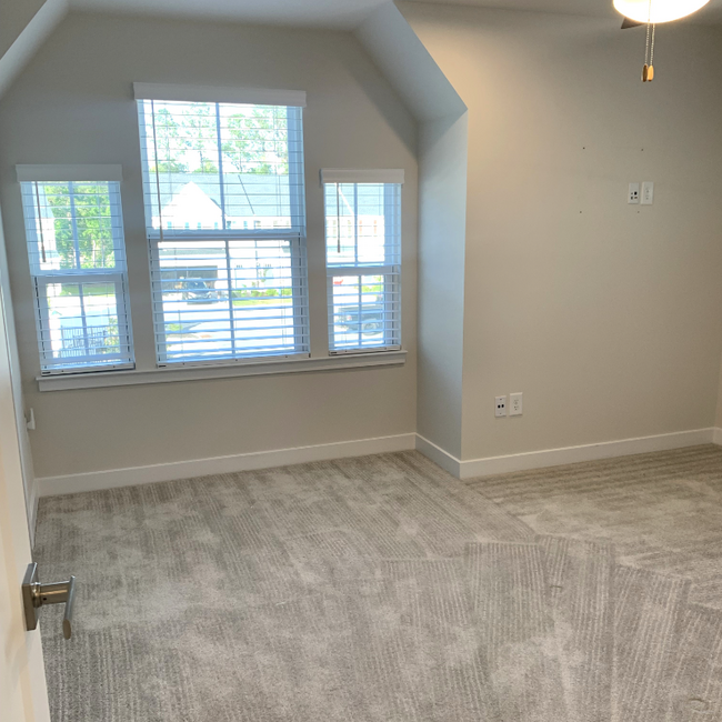 Building Photo - 325 Golan Cir