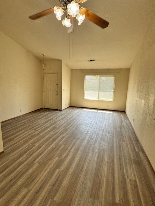 Building Photo - North Hilltop Home