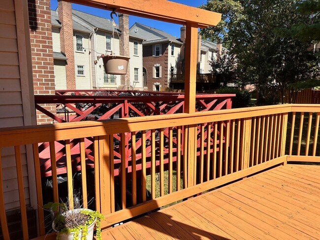 Building Photo - Renovated Kingstowne Townhouse | 3 Beds, 2...