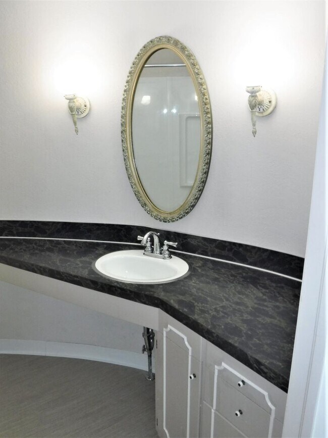 Building Photo - Adorable 1 bed 1 bath North End Apartment off 9th & Ada