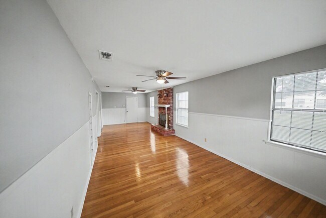 Building Photo - Classic Northeast San Antonio Gem with Two Living Areas - Realtor Commission: $500