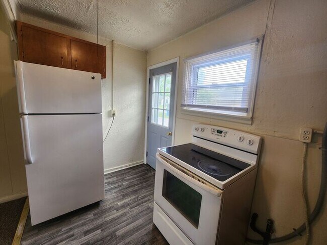 Building Photo - Qualified applicants receive 50% off your security deposit on this 2-bedroom apartment!