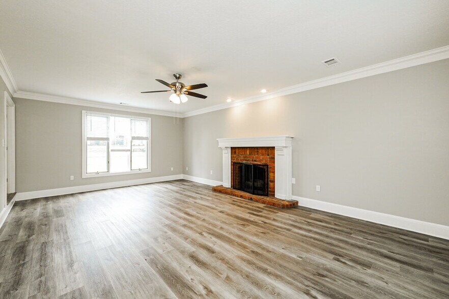 Building Photo - 7440 Richmond Rd