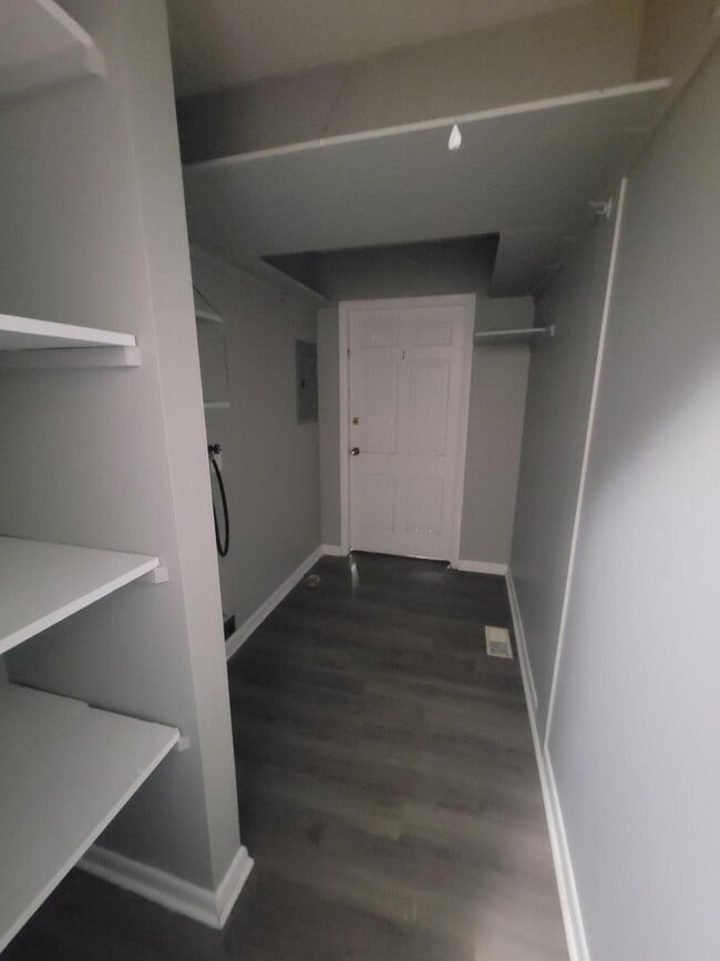 Building Photo - 872 Tearose Dr