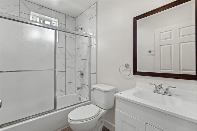 Building Photo - 835 E 33rd St