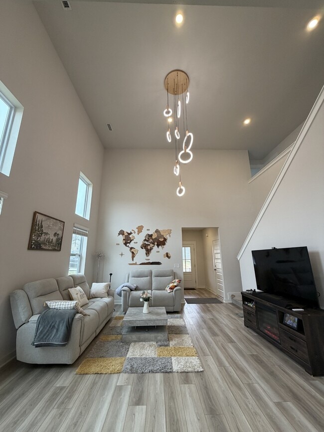 Building Photo - 213 Tartan Dr