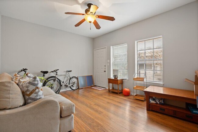 Building Photo - 2216 San Gabriel St