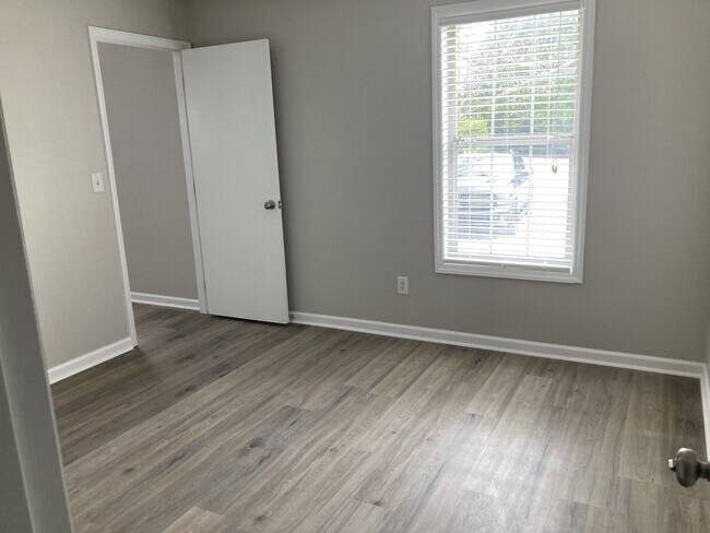 Building Photo - Newly Renovated 2 Bedroom Home!!