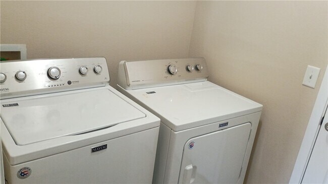 Building Photo - 905 SW Loudon Dr