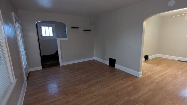 Building Photo - Charming 3-bedroom, 1.5-bathroom home located in the heart of Akron