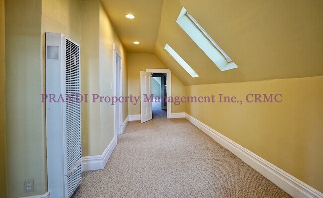 Building Photo - Upstairs 1 Bed, 1 Bath Unit with Bright an...