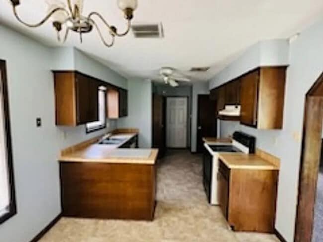 Building Photo - House For Rent