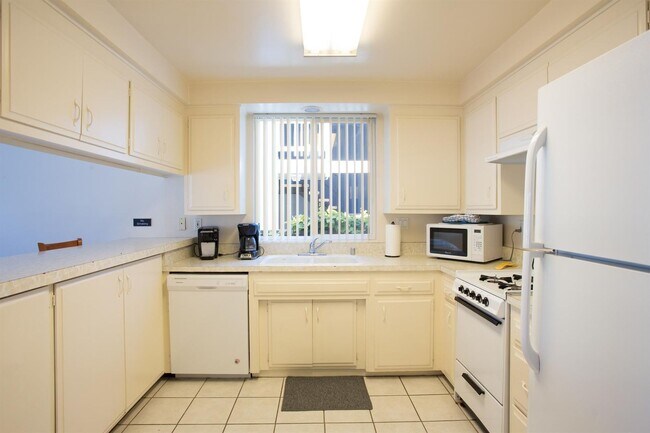 Building Photo - Winter 9 month lease! Partially Furnished 2 Bed 2, 1 Bath near the beach. No yearly leases