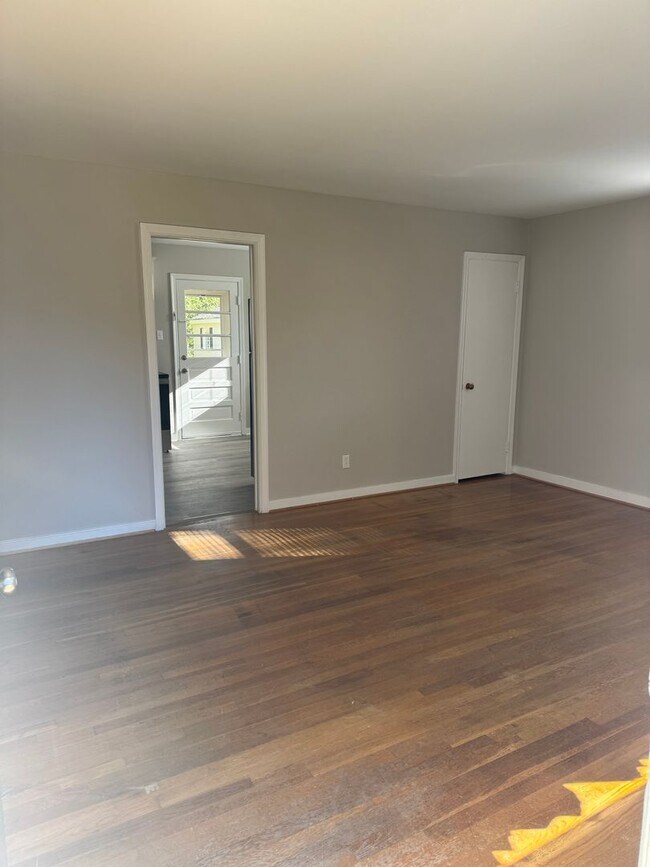 Building Photo - Charming 3 bedroom home in West End Manor ...