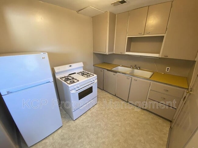 Building Photo - 1218 N D St