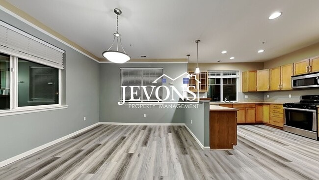 Building Photo - Experience this beautiful SeaTac single-family home with an equipped kitchen, high ceilings, near...