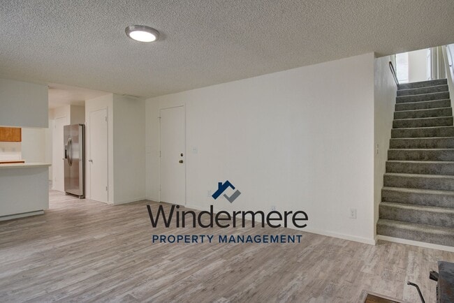 Building Photo - 4 bedroom 3 bathroom pet friendly home