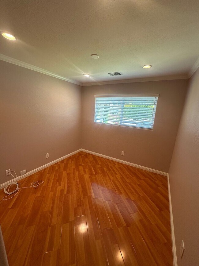 Building Photo - 2615 Camloop Dr