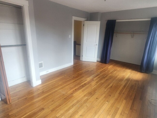 Building Photo - 2 Bedroom 1 bath updated Row Home