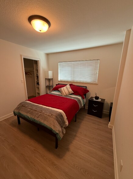 Building Photo - 1000 Estes St