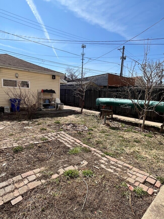 Building Photo - 3513 W Evergreen Ave