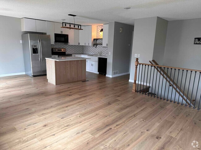 Building Photo - 428 Arion St E