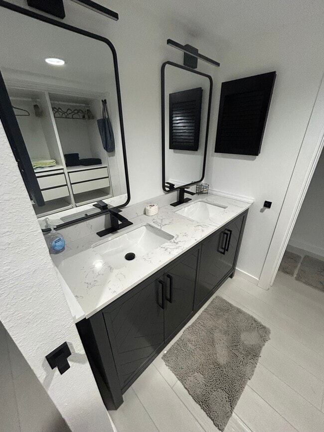 Building Photo - 16530 Club Blvd