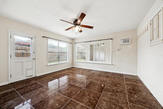 Building Photo - 4225 Fairwood St