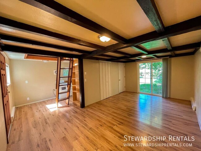 Building Photo - Unique studio in great neighborhood!