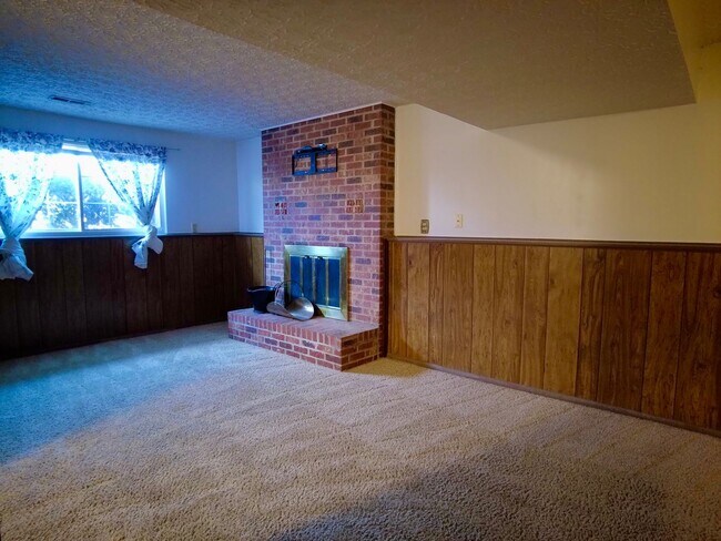 Building Photo - Spacious 3BR Bi-Level Home with 2-Car Garage in Reynoldsburg – $1,850/mo