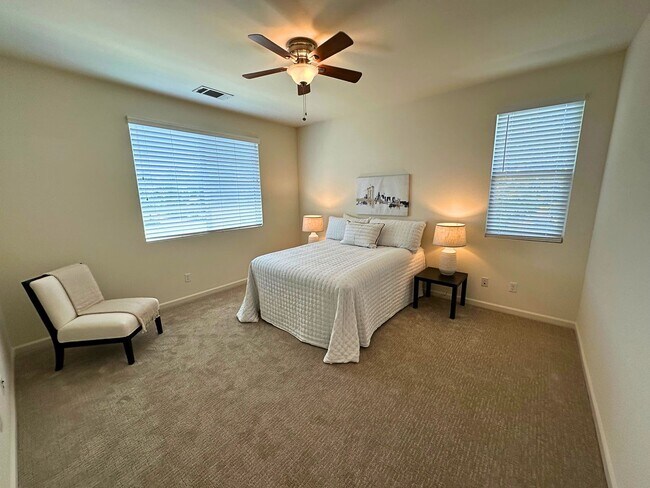 Building Photo - Stunning 4 Bedroom, 3 Bath Questa Home