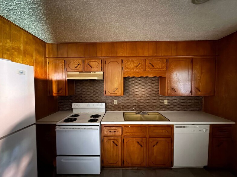 Building Photo - 425 W Avenue C