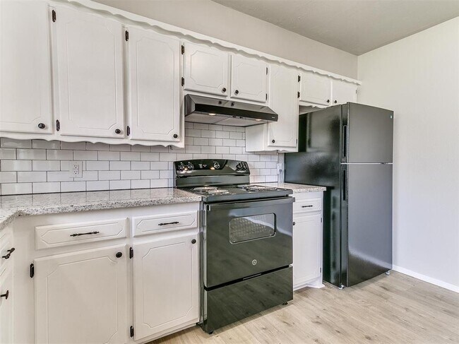 Building Photo - 502 N Oak St