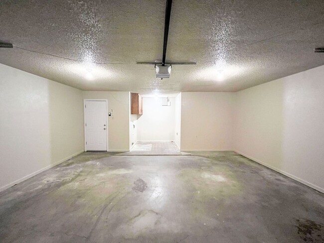 Building Photo - This 3 bedroom, 2 bathroom, 2 car garage h...