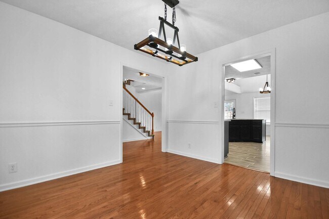 Building Photo - Three Bedroom with Bonus!