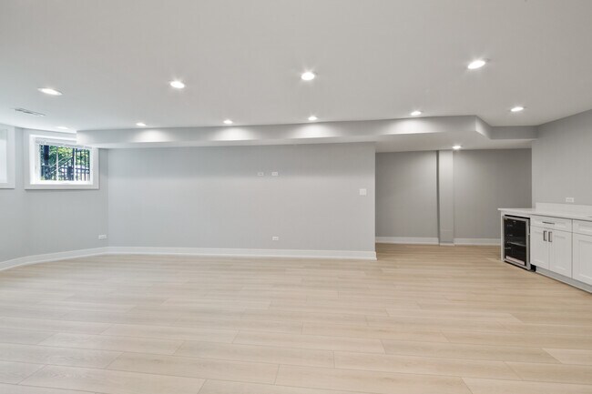 Building Photo - 4626 N Ashland Ave