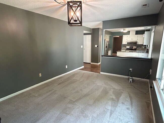 Building Photo - Wonderful 4 bed, 2.5 bath Single Family Ho...