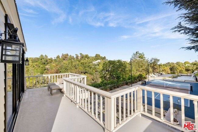 Building Photo - 15438 Mulholland Dr