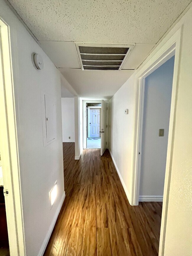 Building Photo - 2 Bedroom Condo in Guard Gated Community