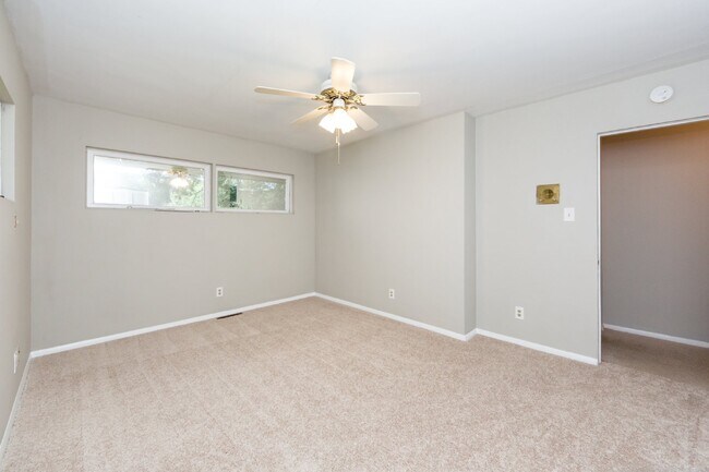 Building Photo - "Charming 3-Bedroom Oasis with 2 Full Baths – Spacious 2,295 Sq Ft Home in Charlotte's Heart!"